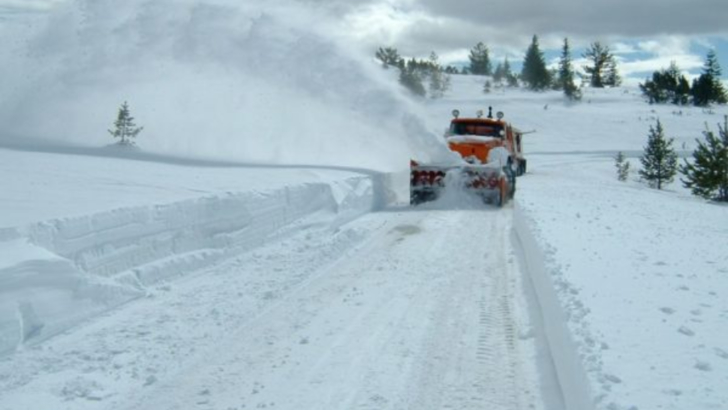 Zăpadă pe mai multe șosele. Se circulă în condiții de iarnă 
